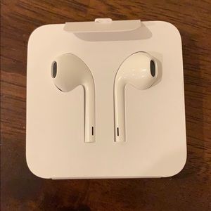 Brand new Apple earbuds